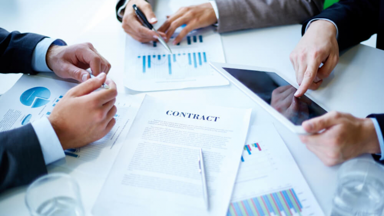close-up-hands-businesspeople-work