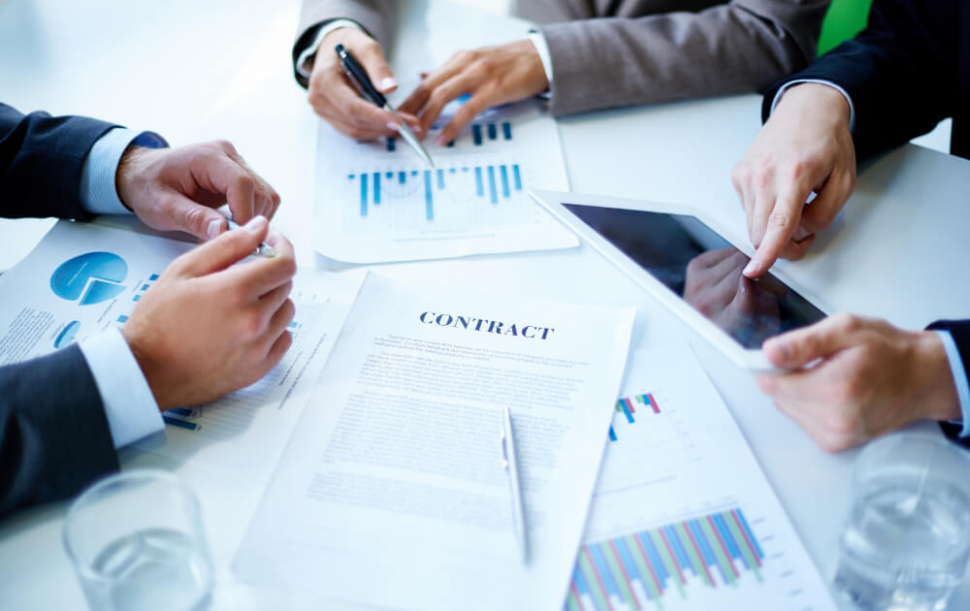 close-up-hands-businesspeople-work